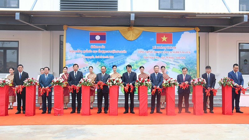 Các đại biểu cắt băng khánh thành công trình Trung tâm cai nghiện. (Ảnh: HẢI TIẾN) ndo_tr_5.jpg
