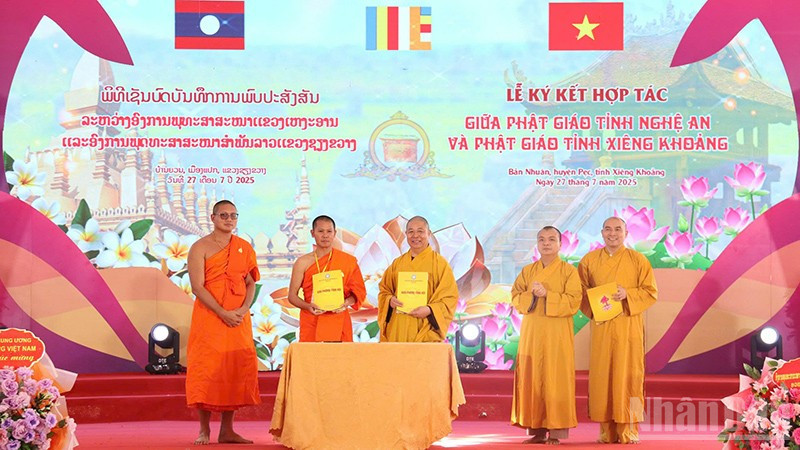 Ký kết hợp tác giữa Giáo hội Phật giáo tỉnh Nghệ An (Việt Nam) và Liên minh Phật giáo tỉnh Xiengkhouang (Lào). Ảnh: Hải Tiến ndo_br_4-7055.jpg