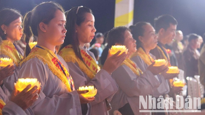 Người dân hai nước thành kính tưởng niệm tri ân các anh hùng liệt sĩ Việt Nam-Lào. (Ảnh: HẢI TIẾN)