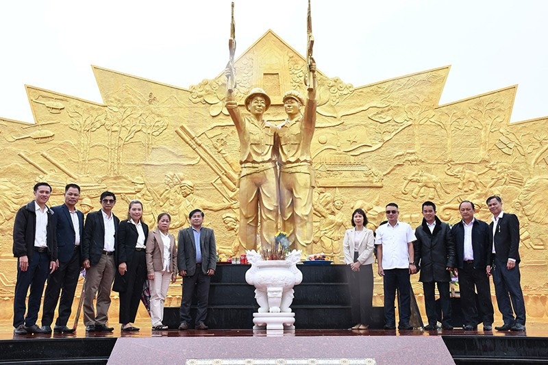 Đoàn Tổng Lãnh sự Việt Nam tại Pakse dâng hương tại Tượng đài Liên minh chiến đấu Lào-Việt Nam ở huyện Paksong. (Ảnh: Cộng tác viên) 2-8077.jpg