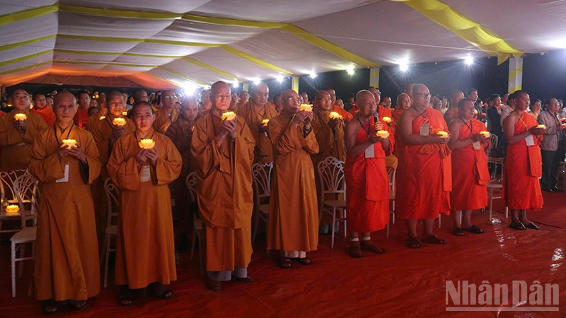 Các đại biểu cùng thành kính tưởng niệm tri ân các anh hùng liệt sĩ của hai nước Việt Nam-Lào. (Ảnh: HẢI TIẾN) ndo_br_1.jpg