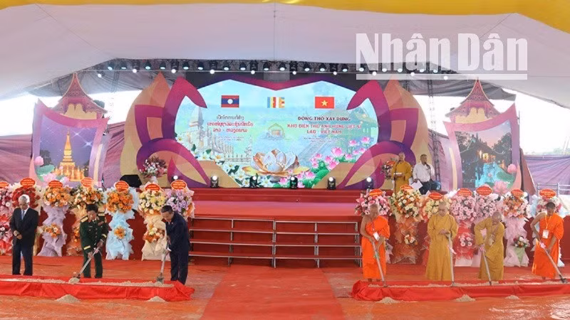 Các đại biểu thực hiện nghi thức động thổ khởi công xây dựng Khu Điện thờ các anh hùng liệt sĩ Việt Nam-Lào. Ảnh: Hải Tiến