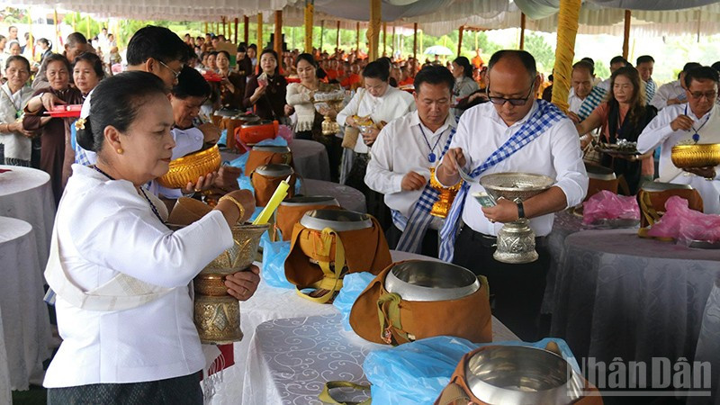 Đông đảo người dân hai nước Việt Nam-Lào thực hiện nghi lễ cúng dường tại sự kiện. Ảnh: Hải Tiến ndo_br_3-1175.jpg