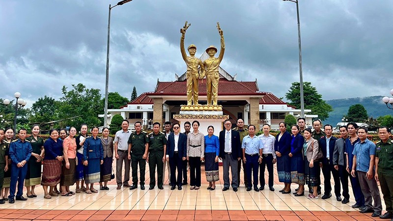 Đoàn Tổng Lãnh sự Việt Nam tại Savannakhet dâng hương tại Bảo tàng truyền thống Liên minh chiến đấu Lào-Việt Nam. Ảnh: Cộng tác viên 3-5533.jpg