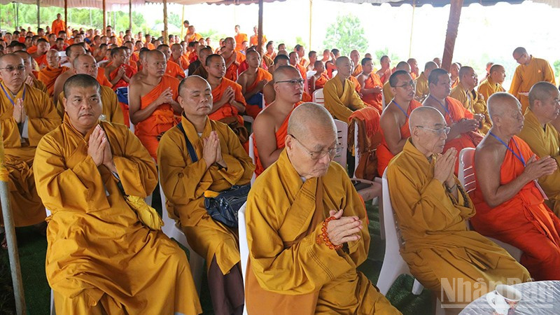 Các Chư Tôn đức Tăng Ni của Giáo hội Phật giáo Việt Nam và Liên minh Phật giáo Lào thực hiện nghi lễ cầu siêu các anh hùng liệt sĩ. Ảnh: Hải Tiến ndo_br_2-7168.jpg