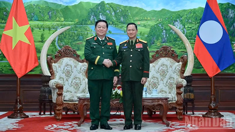 Đại tướng Nguyễn Trọng Nghĩa (bìa trái) và Đại tướng Khamliang Outhakaysone. (Ảnh: TRỊNH DŨNG)