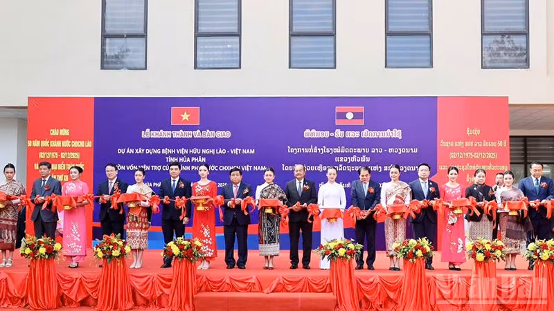 Các đại biểu cắt băng khánh thành công trình Bệnh viện Hữu Nghị Lào-Việt Nam tỉnh Houaphanh. (Ảnh: DUY TOÀN)