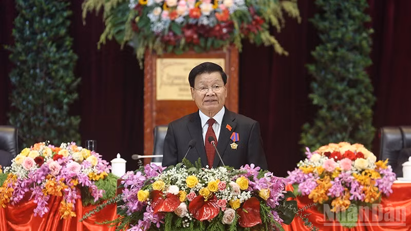 Đồng chí Thongloun Sisoulith tiếp tục được Đại hội tín nhiệm bầu giữ chức Tổng Bí thư khóa XII, nhiệm kỳ 2026-2030. (Ảnh: TRỊNH DŨNG)