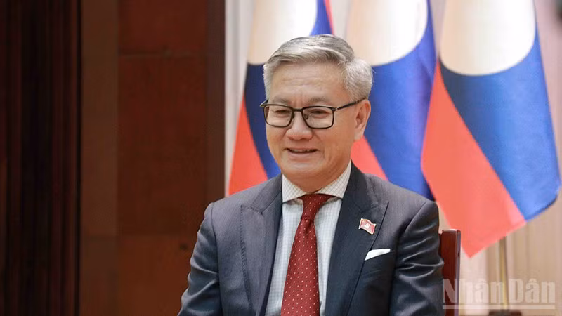 Bộ trưởng Ngoại giao Lào Thongsavanh Phomvihane trả lời phỏng vấn phóng viên Báo Nhân Dân thường trú tại Lào. (Ảnh: DUY TOÀN)