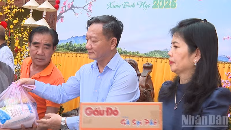 Đại sứ Nguyễn Minh Tâm cùng Phu nhân trao quà tại sự kiện. (Ảnh: DUY TOÀN)