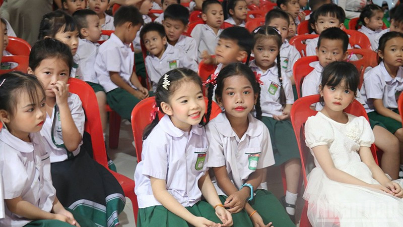 Các em học sinh hân hoan với thành tích học tập trong năm học 2024-2025. (Ảnh: HẢI TIẾN) ndo_br_4.jpg