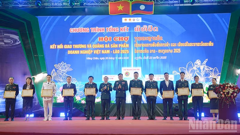 Trao Bằng khen của Bộ trưởng Quốc phòng Việt Nam cho các cá nhân, tập thể có thành tích xuất sắc trong tổ chức và tham gia hội chợ. (Ảnh: TRỊNH DŨNG)