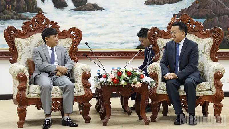 Phó Tổng Biên tập Tạp chí Cộng sản Nguyễn Ngọc Hà (bìa trái) chào xã giao Phó Trưởng ban Tuyên huấn Trung ương Đảng Nhân dân Cách mạng Lào Vansy Kuamua. (Ảnh: DUY TOÀN)