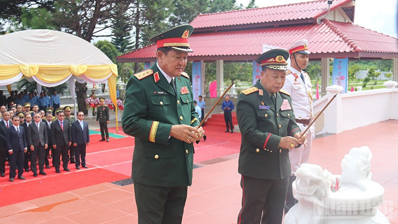 Thượng tướng Võ Minh Lương và Thượng tướng Thongloi Silivong cùng cán bộ, nhân dân tỉnh Champasak dâng hương tưởng niệm các anh hùng liệt sĩ. ndo_br_2.jpg