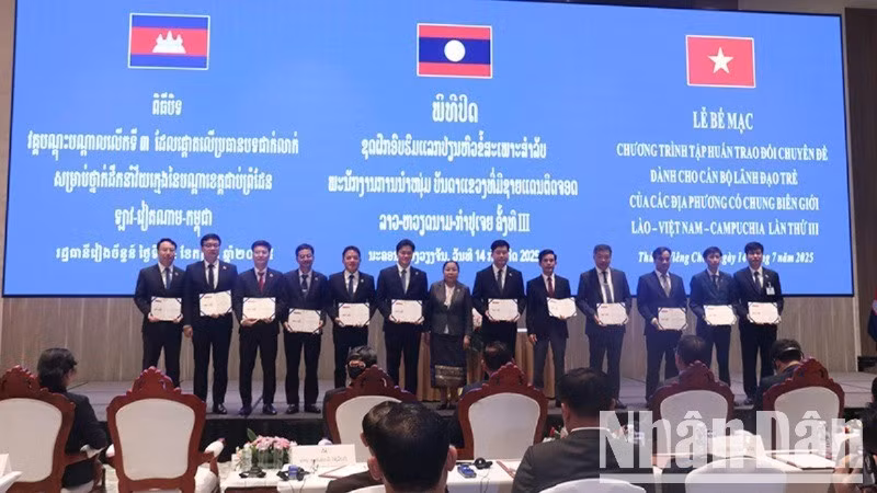 Trưởng Ban Tổ chức Trung ương Đảng Nhân dân Cách mạng Lào trao Giấy Chứng nhận hoàn thành Khóa tập huấn cho các học viên. (Ảnh: HẢI TIẾN)