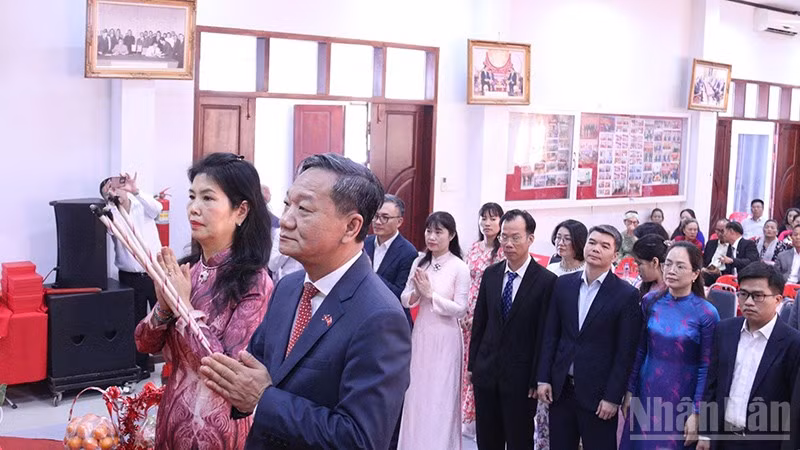 Đại sứ Nguyễn Minh Tâm và các đại biểu kính cẩn dâng những nén hương thơm tưởng nhớ các Vua Hùng. (Ảnh: DUY TOÀN)