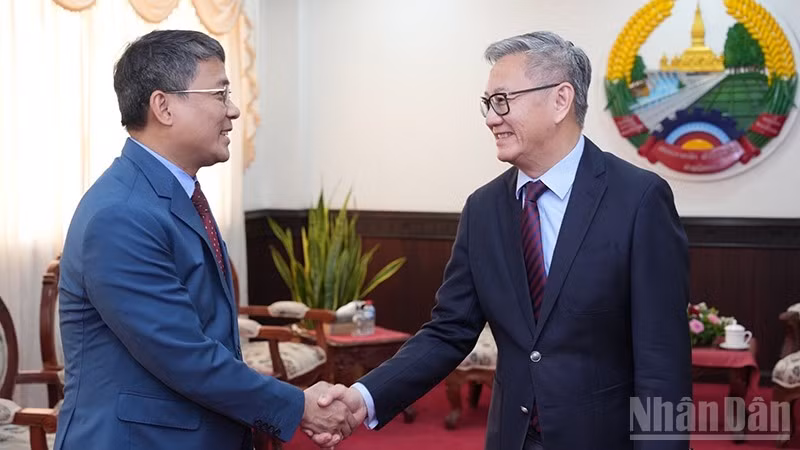 Thứ trưởng Thường trực Ngoại giao Nguyễn Minh Vũ và Bộ trưởng Ngoại giao Lào Thongsavanh Phomvihane. (Ảnh: DUY TOÀN)