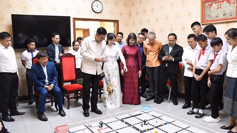 Các đại biểu xem trình diễn robotics tại hội thảo. (Ảnh: Cộng tác viên)