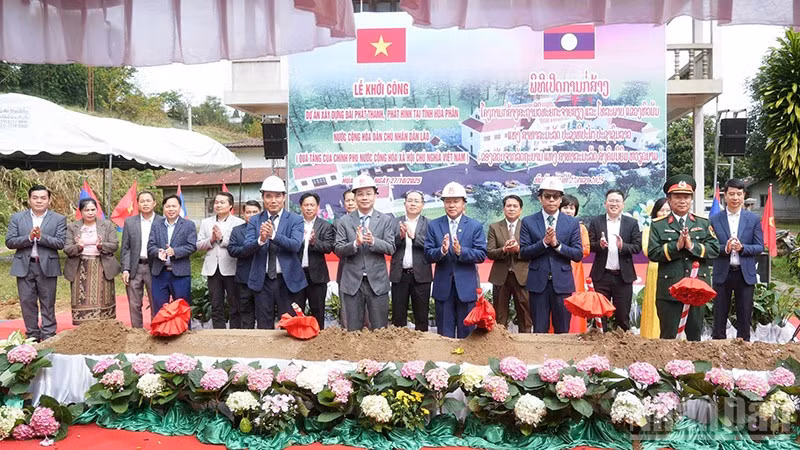 Các đại biểu làm lễ động thổ khởi công dự án. (Ảnh: DUY TOÀN)