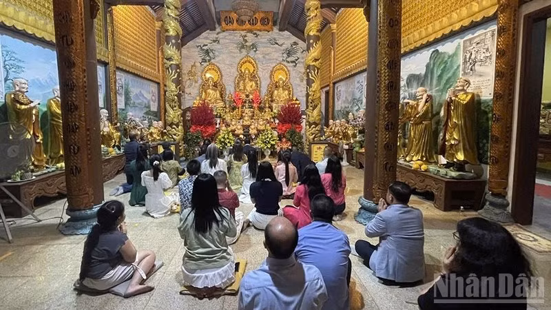 Cộng đồng người Việt Nam tại Lào thành kính cầu chúc một năm mới bình an, hạnh phúc. (Ảnh: DUY TOÀN)