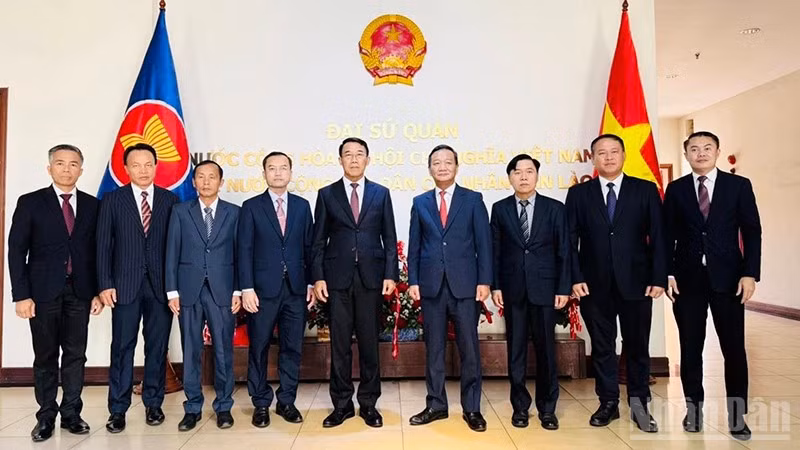 Đại sứ Nguyễn Minh Tâm tiếp Đoàn Ban Đối ngoại Trung ương Đảng Nhân dân Cách mạng Lào do đồng chí Trưởng ban Bounleua Phandanouvong dẫn đầu đến chúc mừng. (Ảnh: DUY TOÀN)