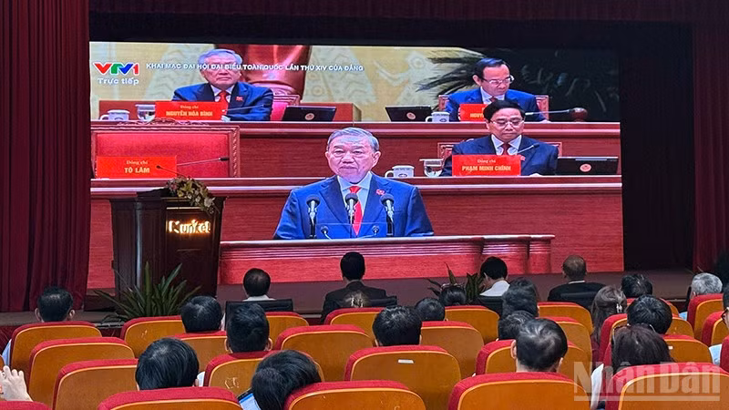 Cộng đồng người Việt Nam tại Lào chăm chú lắng nghe phần trình bày Báo cáo về các văn kiện trình Đại hội XIV của Tổng Bí thư Tô Lâm. (Ảnh: TRỊNH DŨNG)