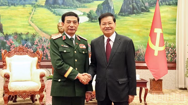 Đại tướng Phan Văn Giang chào xã giao Tổng Bí thư, Chủ tịch nước Lào Thongloun Sisoulith. (Ảnh: TRỊNH DŨNG)