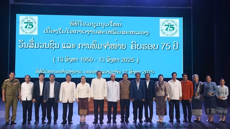 Thủ tướng Lào Sonexay Siphandone và các đại biểu tại lễ mít-tinh. (Ảnh: Báo Pasaxon)