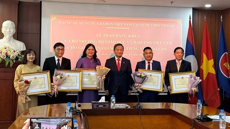 Đại sứ Nguyễn Minh Tâm trao Bằng khen tặng 5 giáo viên dạy tiếng Việt tại Lào. (Ảnh: DUY TOÀN)