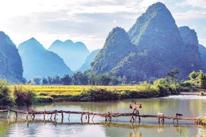 Với quần thể thiên nhiên tuyệt đẹp, suối, thác đẹp như tranh vẽ, vùng đất Cao Bằng đang trở thành điểm đến thu hút đông khách du lịch. (Ảnh ĐĂNG ANH)