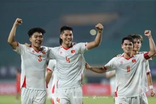 Nguyễn Hiểu Minh (thứ hai từ trái sang) tỏa sáng trong trận đấu với U23 Lào. (Ảnh VFF)