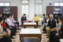 Cuộc gặp giữa Đại sứ Phạm Việt Hùng (bên trái) và Tỉnh trưởng Phuket Sophon Suwannarat (bên phải). (Ảnh: ĐẠI SỨ QUÁN VIỆT NAM TẠI THÁI LAN)