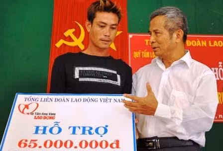 Tổng Liên đoàn lao động Việt Nam trao tiền hỗ trợ cho ngư dân bị nạn ở vùng biển Hoàng Sa.