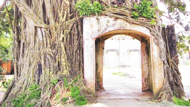 Cổng làng cổ ở Yên Cốc (Hà Nội).