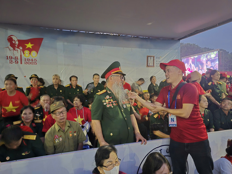Cựu chiến binh chia sẻ niềm vui trong ngày đại lễ 5.jpg