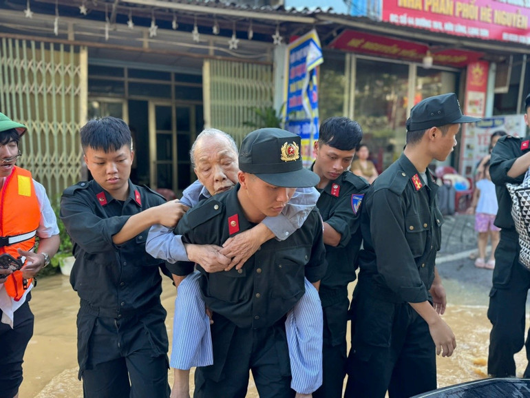 Departamento de Polícia Móvel evacua pessoas de áreas alagadas phong-canh-sat-co-dong-dua-nguoi-dan-ra-khoi-khu-vuc-bi-ngap-lut.jpg