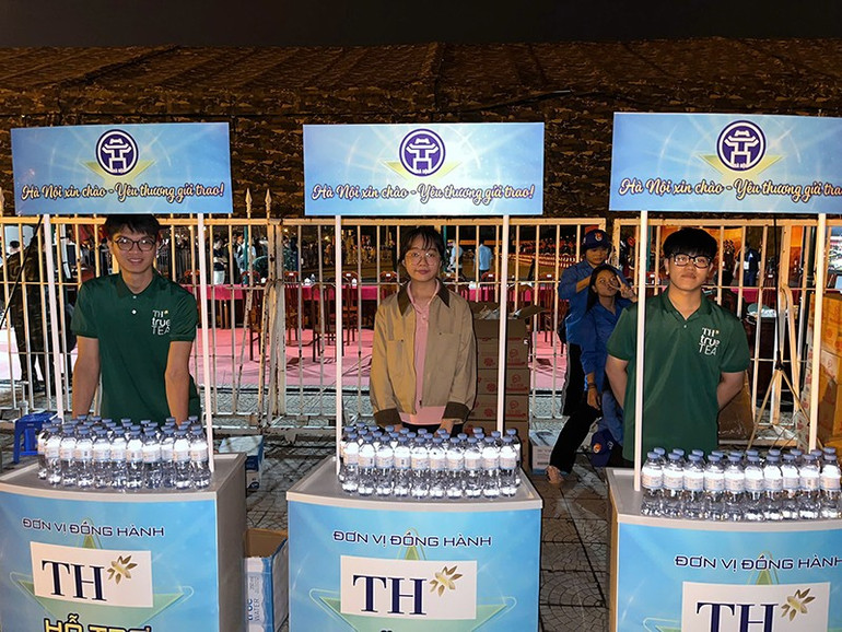 Nhiều điểm tặng sản phẩm lưu động cũng được triển khai để phục vụ người dân kịp thời. 7.jpg