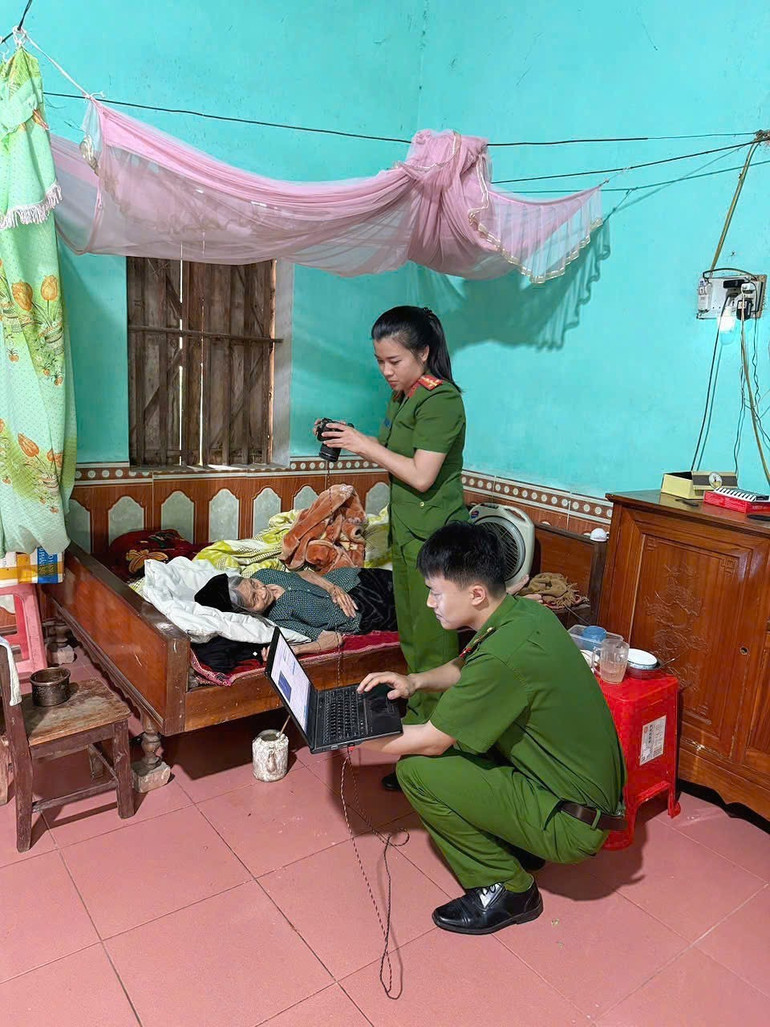 Police officers go to people's homes to complete procedures to issue citizen identification cards to the elderly. huu-lung-2.jpg