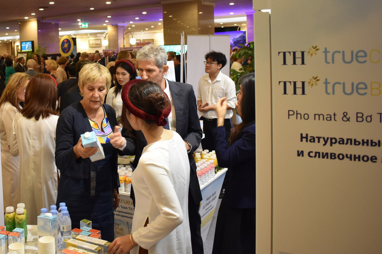 Sản phẩm TH true MILK được nhiều người Nga biết đến kể từ khi Tập đoàn TH đầu tư dự án sữa tại Nga. san-pham-th-true-milk-duoc-nhieu-nguoi-nga-biet-den-ke-tu-khi-tap-doan-th-dau-tu-du-an-sua-tai-nga.jpg