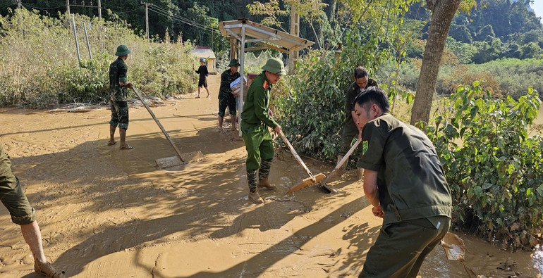 A polícia da comuna de Nhat Hoa se coordenou para limpar as estradas entre as aldeias. cong-an-xa-nhat-hoa-phoi-hop-don-dep-ve-sinh-duong-giao-thong-lien-thon.jpg
