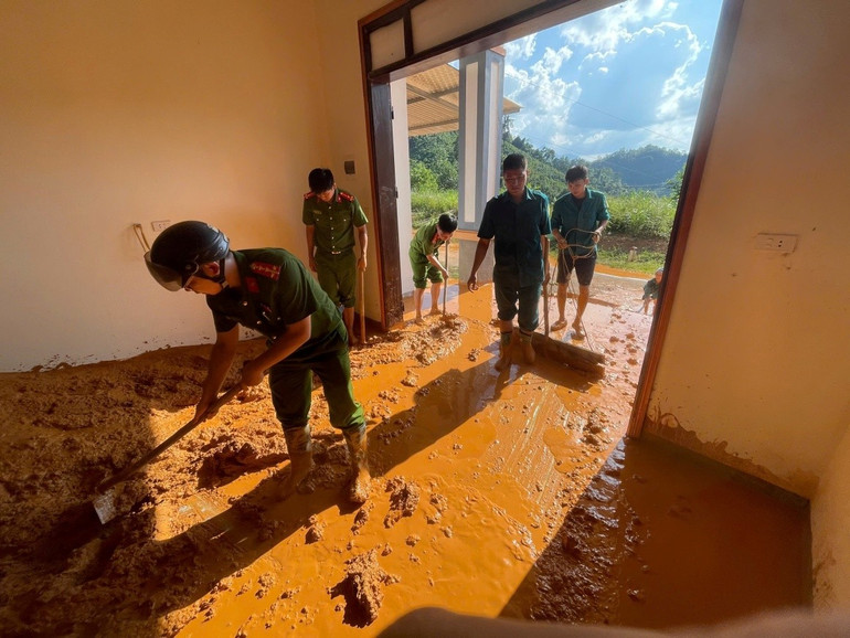 A polícia da comuna de Quy Hoa ajuda famílias a superar as consequências de tempestades e inundações. cong-an-xa-quy-hoa-giup-do-cac-ho-dan-khac-phuc-hau-qua-do-bao-lu.jpg