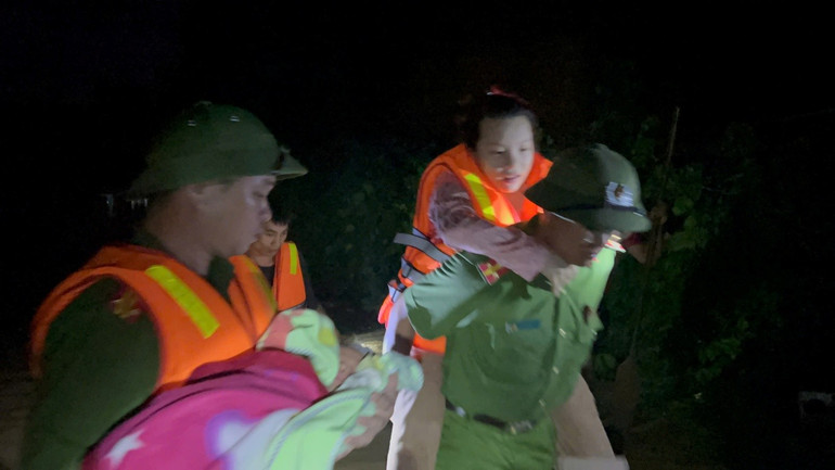 A polícia da comuna de Quoc Viet retirou um bebê de 1 mês e a mãe da área isolada. cong-an-xa-quoc-viet-dua-1-tre-so-sinh-hon-1-thang-tuoi-cung-1-san-phu-ra-khoi-vung-co-lap.jpg