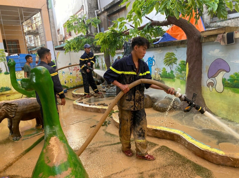 Oficiais e soldados se coordenaram com forças e organizações para limpar as áreas inundadas assim que a água baixou. can-bo-chien-si-cong-an-lang-son-phoi-hop-voi-cac-luc-luong-doan-the-don-ve-sinh-tai-cac-dia-ban-bi-ngap-lut-ngay-khi-nuoc-rut.jpg