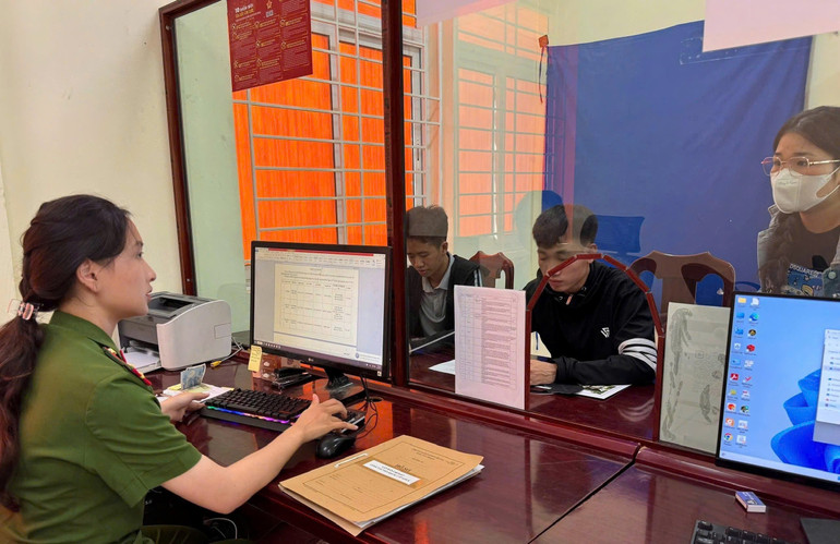 Police officers of Huu Lung commune receive and handle administrative procedures to serve the people. can-bo-cong-an-xa-huu-lung-tiep-nhan-huong-dan-cac-thu-tuc-hanh-chinh-cho-nguoi-dan-tren-dia-ban.jpg