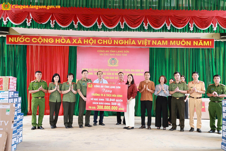 A Escola Primária e Secundária Hoa Binh recebeu doações de apoio da Polícia Provincial de Lang Son e de benfeitores. truong-tieu-hoc-thcs-hoa-binh-tiep-nhan-qua-ho-tro-tu-cong-an-tinh-lang-son-va-cac-nha-hao-tam.jpg
