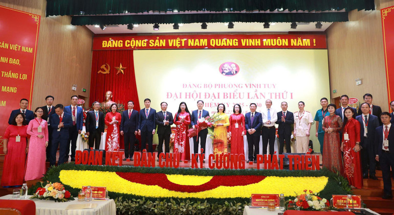 Ban Chấp hành Đảng bộ phường Vĩnh Tuy khóa I (nhiệm kỳ 2025-2030) ra mắt Đại hội 39d18d66-d4ee-4430-ad2e-0ae46cd1ed96.jpg