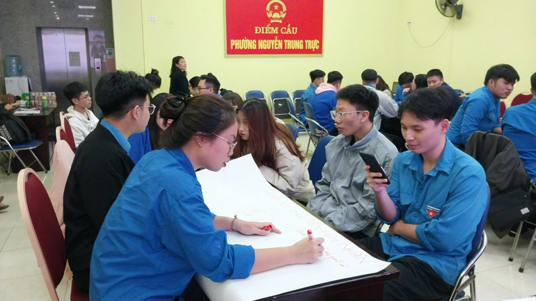 Câu lạc bộ "Thanh niên không nên kết hôn muộn và sinh con muộn" phường Nguyễn Trung Trực, quận Ba Đình thu hút nhiều bạn trẻ tham gia 1d13fbcaa2b515eb4ca4.jpg