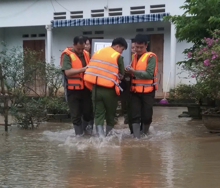 A polícia da comuna de Huu Lung apoiou a transferência dos bens das pessoas para um local seguro. cax-huu-lung-ho-tro-dua-tai-san-nguoi-dan-den-noi-an-toan.jpg