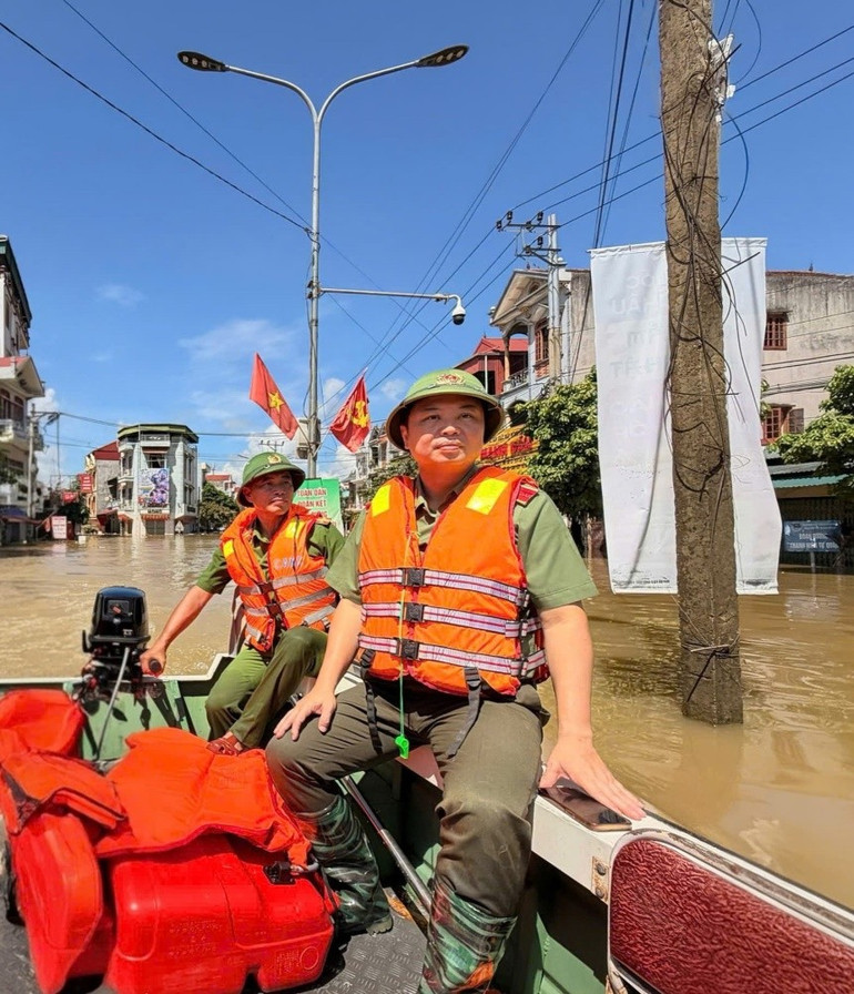 O Major General Nguyen Tien Trung, Diretor do Departamento de Polícia Provincial, inspecionou e dirigiu o trabalho de resgate na comuna de That Khe. thieu-tuong-nguyen-tien-trung-giam-doc-cong-an-tinh-kiem-tra-chi-dao-cong-tac-cuu-nan-cuu-ho-tai-xa-that-khe.jpg