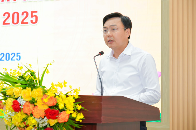 Tổng Giám đốc Tổng công ty Đường sắt Việt Nam Hoàng Gia Khánh phát biểu tại Hội nghị. dsc-9167.jpg